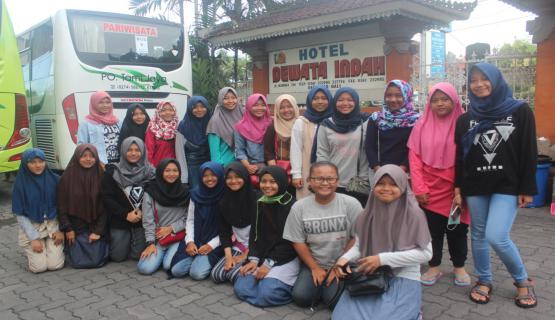 Peserta Studi Tour dari Kelas XI MIPA-5