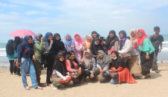Peserta Studi Tour dari Kelas XI IPS-4 foto di dekat Pantai Kuta
