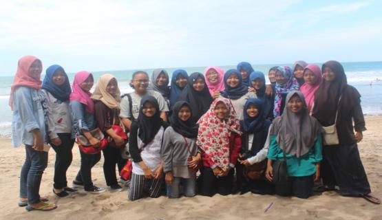 Peserta Studi Tour dari Kelas XI MIPA-5 foto di dekat Pantai Kuta