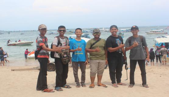 Peserta Studi Tour dari Kelas XI MIPA-5 Putra, foto di dekat Pantai Tanjung Benoa