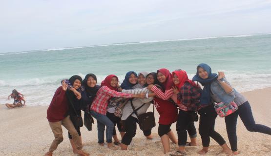 Peserta Studi Tour dari Kelas XI MIPA-3  foto di dekat Pantai Pandawa