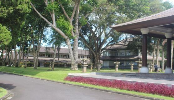 Suasana Halaman Istana Kepresidenan Tapak Siring Bali