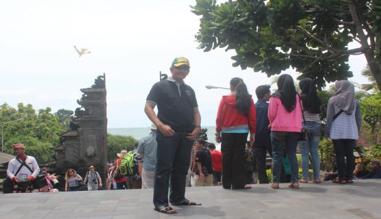Kepala SMA Negeri 4 foto di halaman pintu masuk Tanah Lot