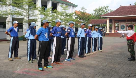 Tim Calon Peserta Lomba TUB-BB Tahun 2017, berlatih sikap istirahat dan penjelasan Langkah tegap ke langkah biasa.