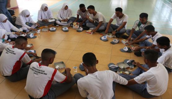 Tim Calon Peserta Lomba TUB-BB Tahun 2017, sedang makan bersama.