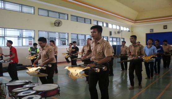 Tim Kentongan Smapa berlatih menyelaraskan irama musik