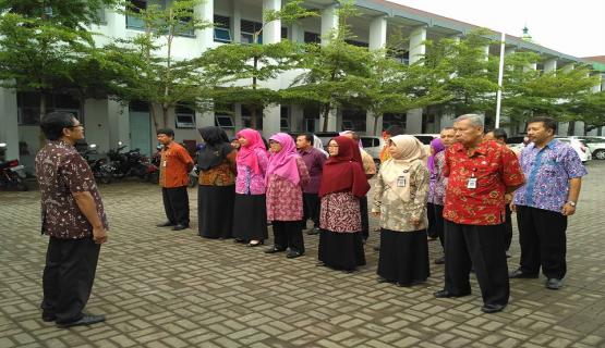 Apel pagi dipimpin oleh Kepala Sekolah