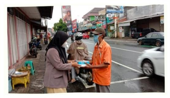 Pembagian takjil oleh Rohis Akdir